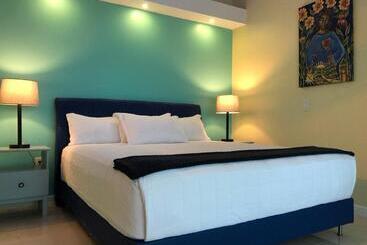 هتل Quints Travelers Inn