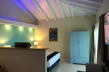 هتل Quints Travelers Inn