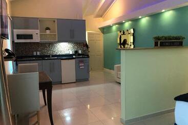 هتل Quints Travelers Inn