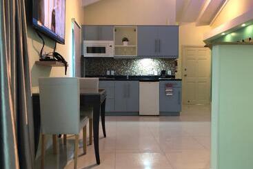 هتل Quints Travelers Inn