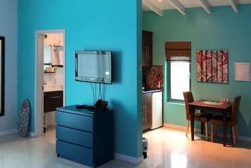 هتل Quints Travelers Inn