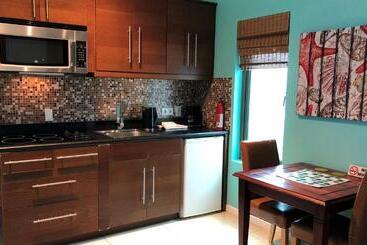 هتل Quints Travelers Inn