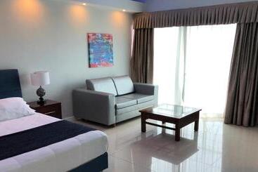 هتل Quints Travelers Inn