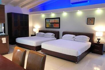 هتل Quints Travelers Inn
