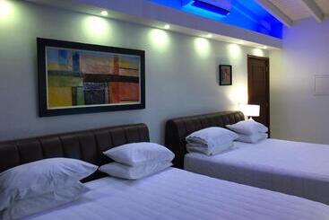 هتل Quints Travelers Inn