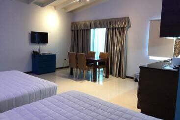 هتل Quints Travelers Inn