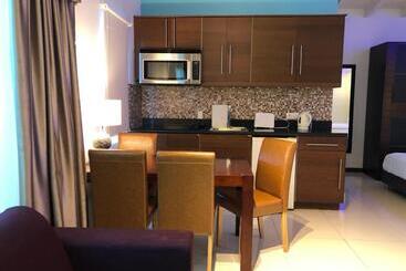 هتل Quints Travelers Inn
