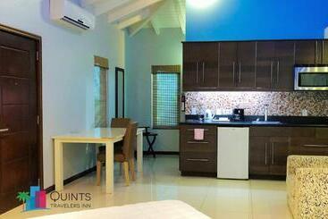 هتل Quints Travelers Inn