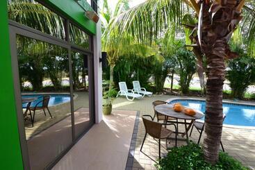هتل Quints Travelers Inn