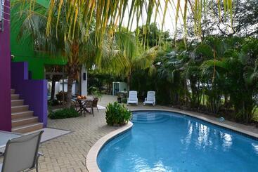 هتل Quints Travelers Inn
