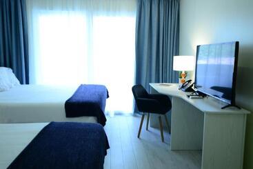 هتل Quints Travelers Inn
