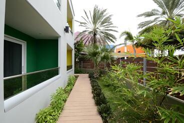 هتل Quints Travelers Inn