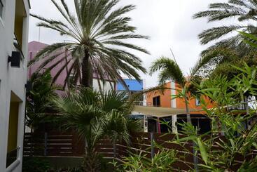 هتل Quints Travelers Inn