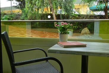 هتل Quints Travelers Inn
