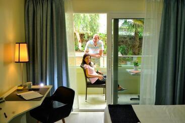 هتل Quints Travelers Inn