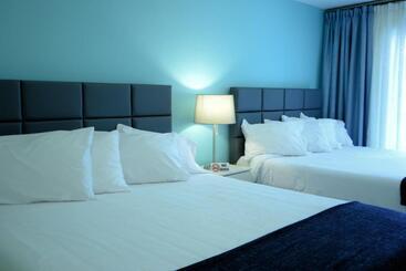 هتل Quints Travelers Inn