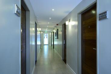 هتل Quints Travelers Inn
