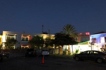 هتل Quints Travelers Inn