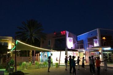 هتل Quints Travelers Inn