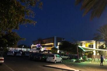 هتل Quints Travelers Inn
