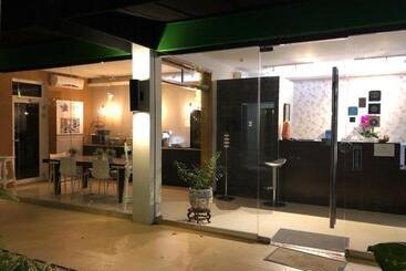 هتل Quints Travelers Inn