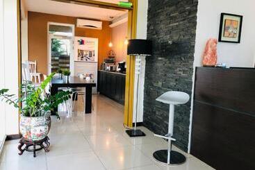 هتل Quints Travelers Inn