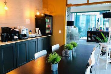 هتل Quints Travelers Inn