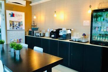 هتل Quints Travelers Inn