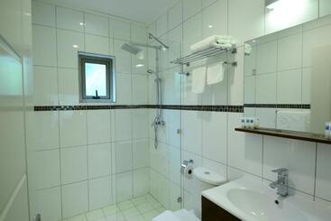 هتل Quints Travelers Inn