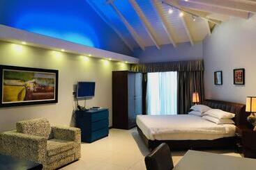 هتل Quints Travelers Inn