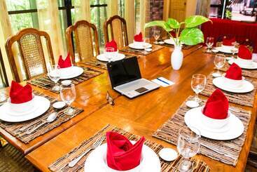 هتل Roxas President S Inn