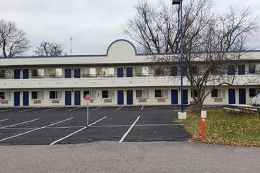 Fields Park Motel