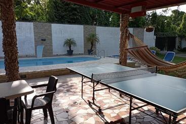پانسیون Sunrise Hostel Farallon