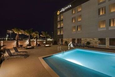 هتل La Quinta Inn & Suites By Wyndham Del Rio