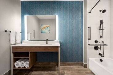 هتل La Quinta Inn & Suites By Wyndham Del Rio