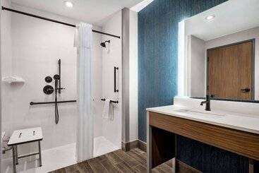 هتل La Quinta Inn & Suites By Wyndham Del Rio