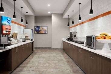 هتل La Quinta Inn & Suites By Wyndham Del Rio