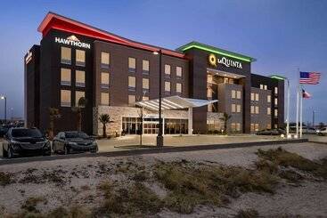 هتل La Quinta Inn & Suites By Wyndham Del Rio
