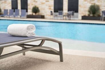 هتل La Quinta Inn & Suites By Wyndham Del Rio