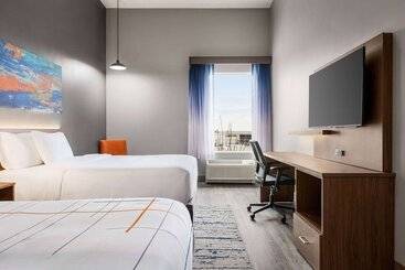 هتل La Quinta Inn & Suites By Wyndham Del Rio