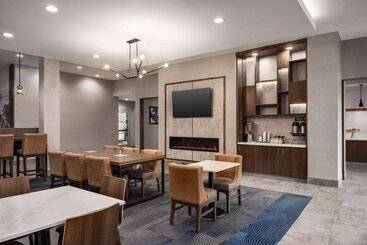 هتل La Quinta Inn & Suites By Wyndham Del Rio