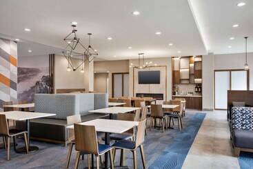 هتل La Quinta Inn & Suites By Wyndham Del Rio