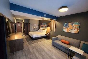 هتل La Quinta Inn & Suites By Wyndham Del Rio