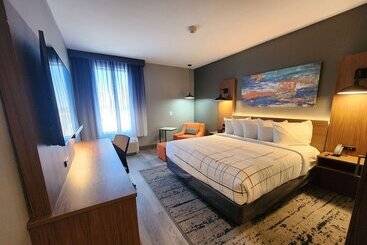هتل La Quinta Inn & Suites By Wyndham Del Rio