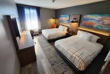 هتل La Quinta Inn & Suites By Wyndham Del Rio