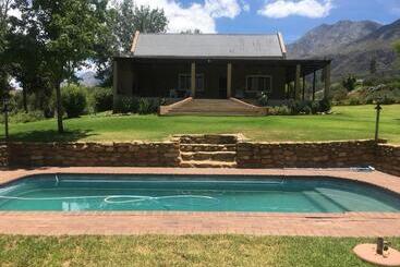 پانسیون Aloe Valley Retreat