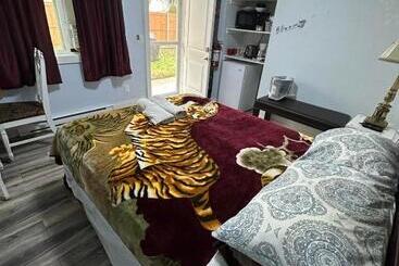 پانسیون Guest Suite   Private Retreat   J 1