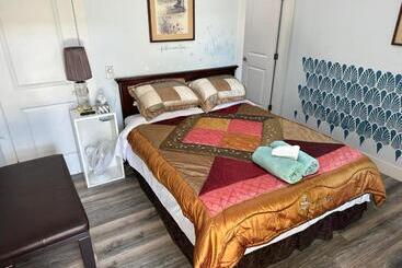 پانسیون Guest Suite   Private Retreat   J 1