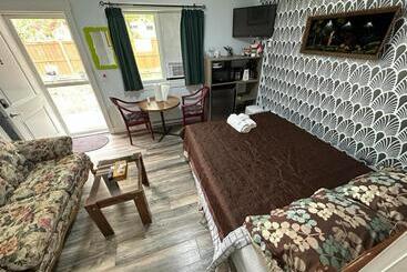 پانسیون Guest Suite   Private Retreat   J 1