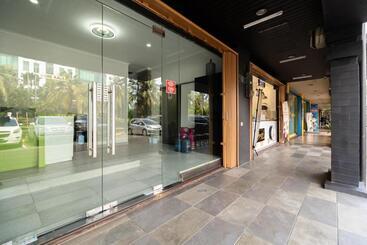 Urbanview Hotel Bizhome Artha Gading Boulevard By Reddoorz